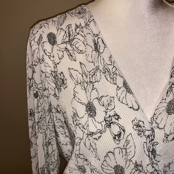 Women’s Astr the label ivory black floral top - Picture 11 of 11